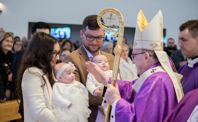 Kardinal Bozanić u zagrebačkoj Dubravi krstio četvero djece 050323 1