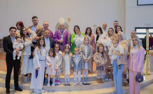 Kardinal Bozanić u zagrebačkoj Dubravi krstio četvero djece 050323 8