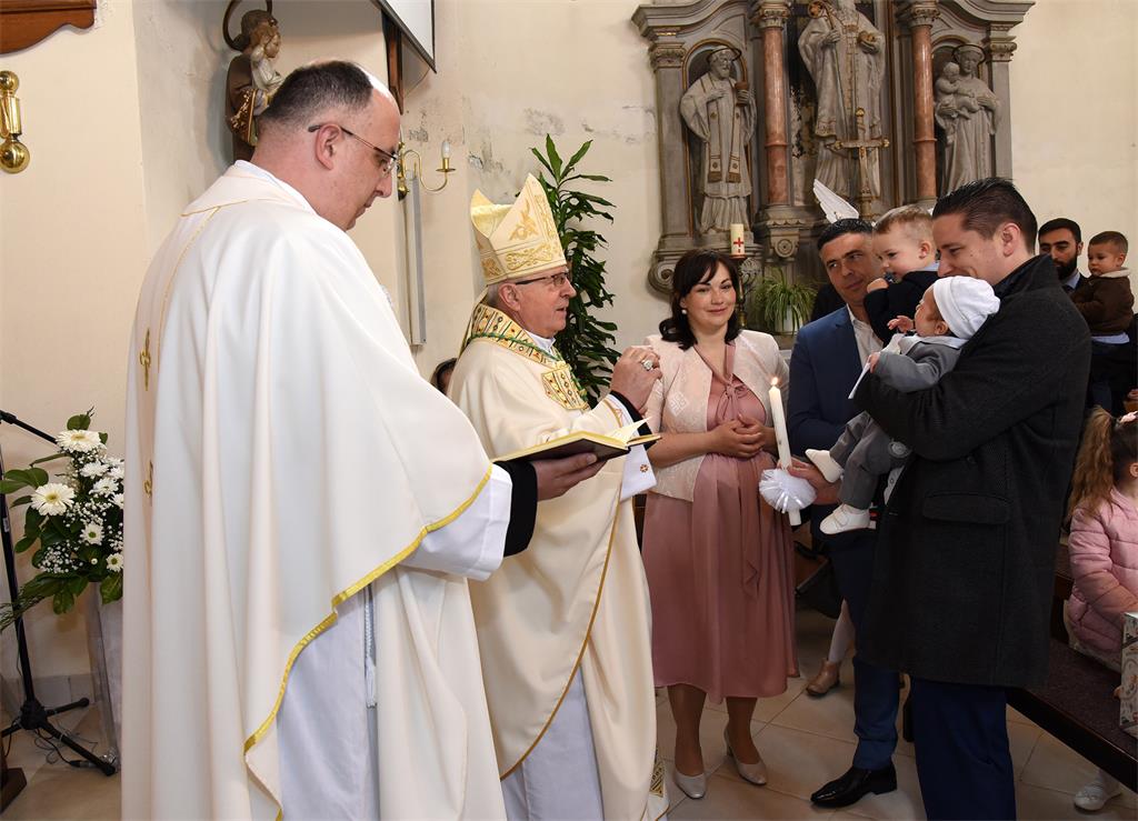 Biskup Gorski krstio peto dijete obitelji Jelavić u Lupoglavu 2023 2