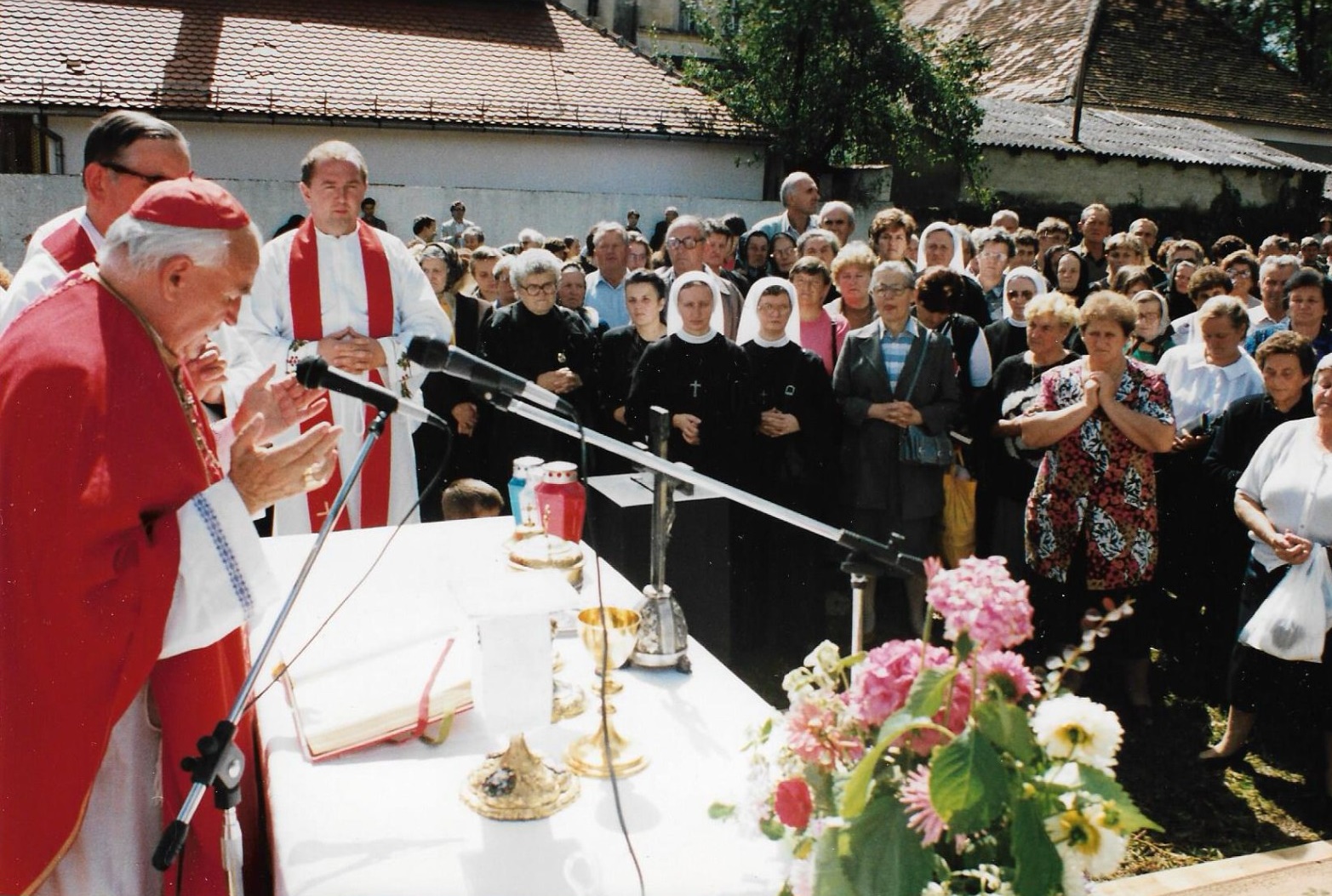 Kardinal Kuharić u Glini 1995 1