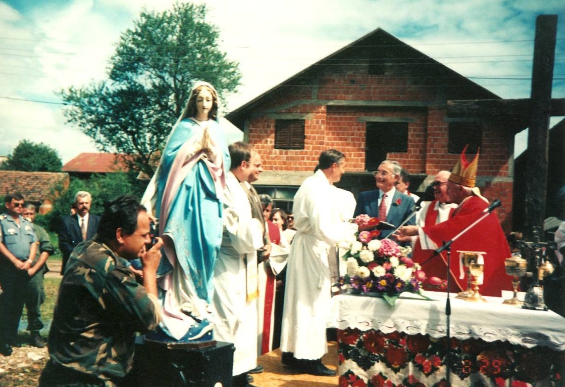 Kardinal Kuharić u Glini 1995 3