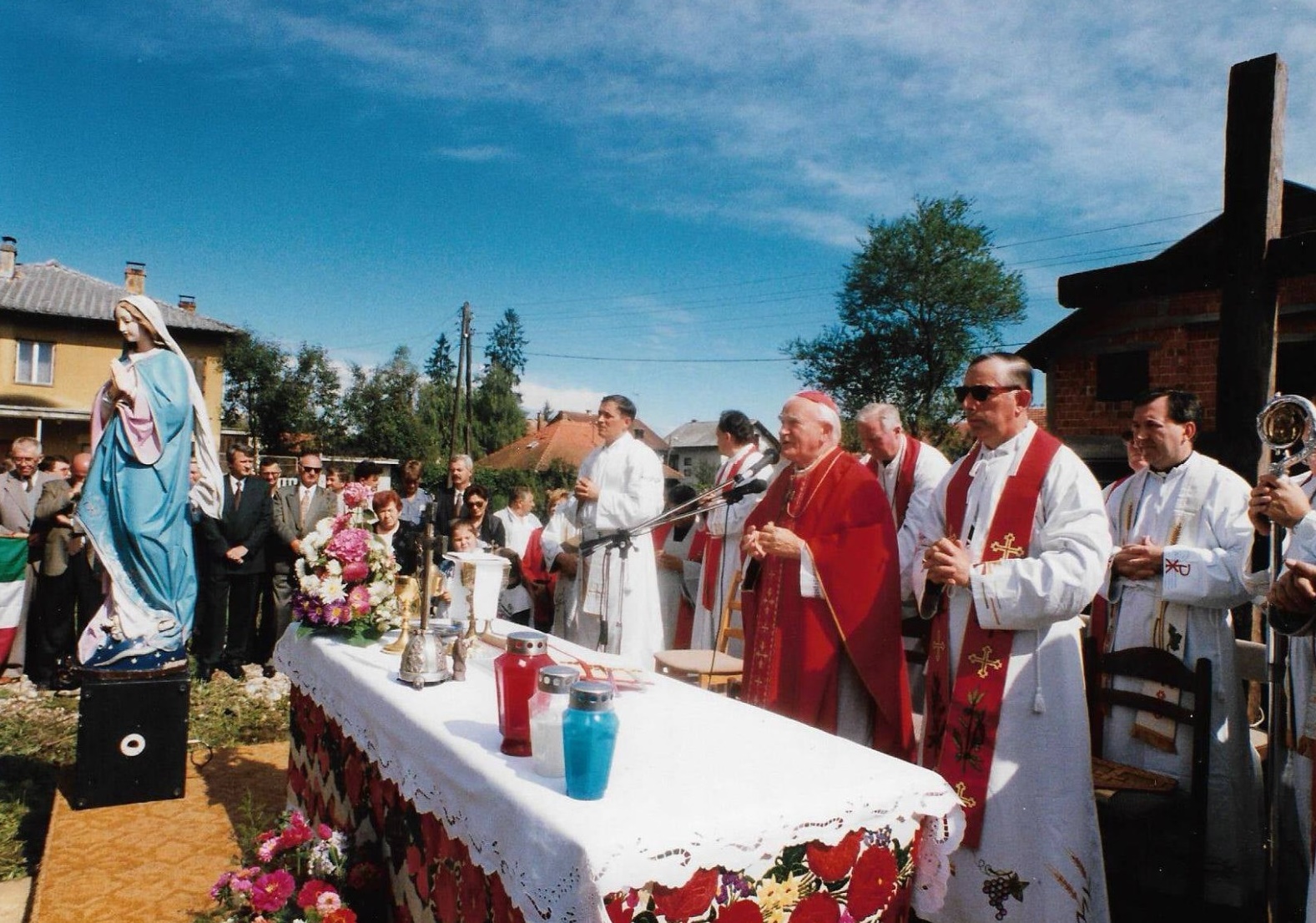Kardinal Kuharić u Glini 1995 8
