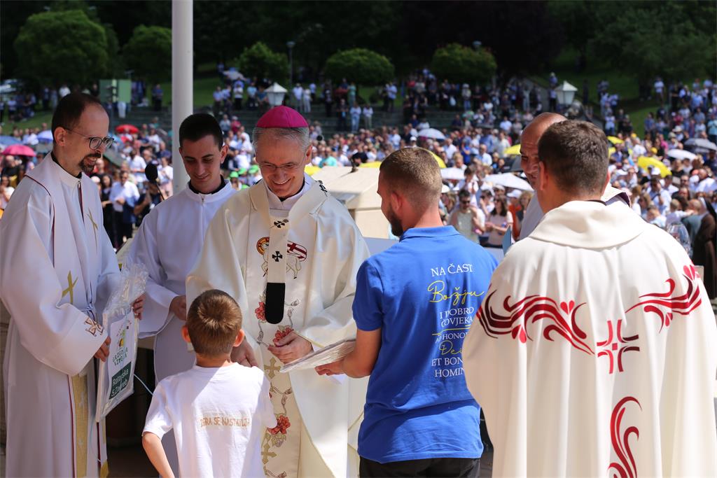 Nadbiskup Kutleša predvodio misno slavlje Hodočašća katoličkih škola i vrtića u Mariju Bistricu 37