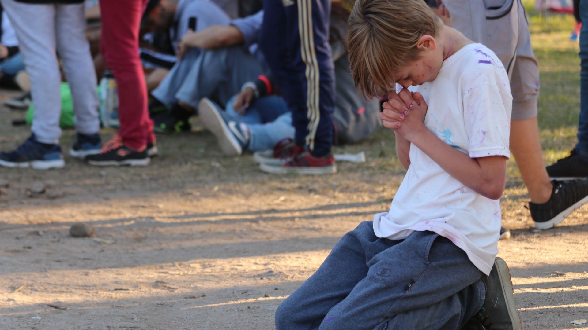 dječak molitva boy praying cathopic naslovna