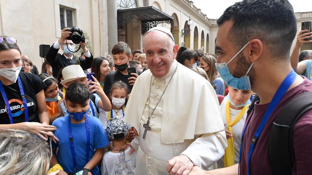 papa Franjo s djecom Hoda za prihvat