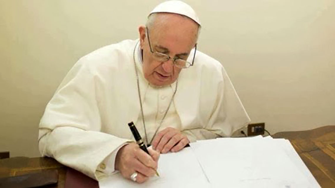 papa franjo potpisuje