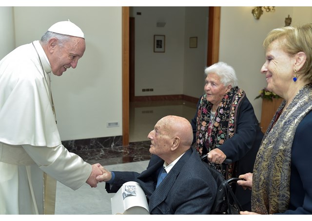papa franjo pozdravlja se sa starijima