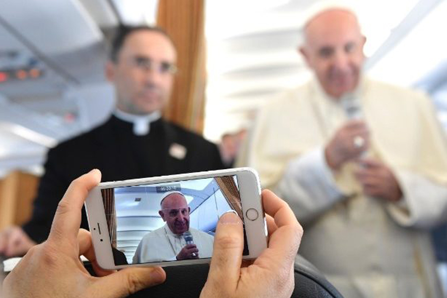 papa franjo slika na mobitelu