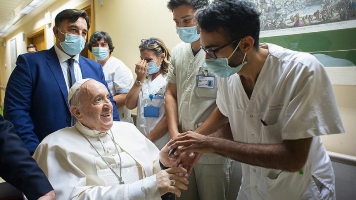 papa franjo u bolnici